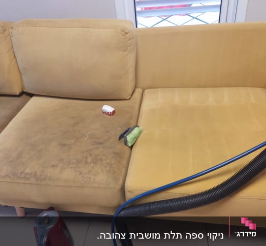 ספה עם כתמים, מברשת, צינור שואב אבק
